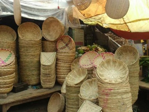 बाँसको सामग्री बनाउन व्यस्त मरिक समुदाय